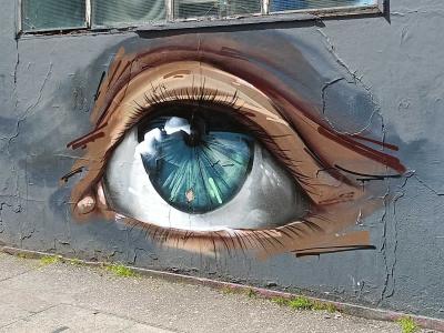 Œil hyperréaliste bleu vert — Street art à London
