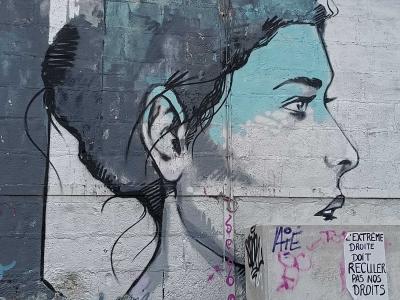 Profil féminin sur fond turquoise par Jef — Street art de Jef à Redon