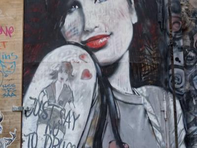 Portrait d'Amy Winehouse avec message anti-drogue — Street art à Berlin