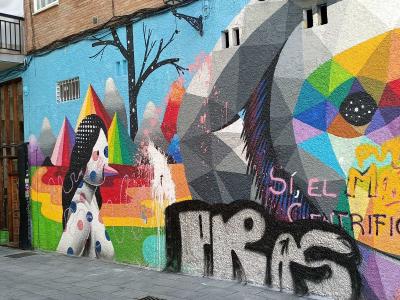 Château Arc-en-Ciel — Street art de OKUDA, Bordalo II à Madrid