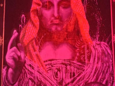 Icône religieuse en rouge à Paris — Street art à Paris