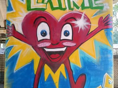 Coeur souriant Laime en couleurs vives — Street art à Rīga