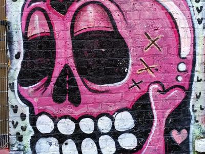 Crâne rose joyeux — Street art à London