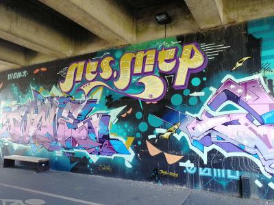 Graffiti pont Nantes lettres or — Street art à Nantes