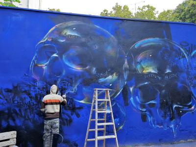Iridescent bubbles on blue background by Tempo Nok — Street art by Tempo Nok in Toulouse