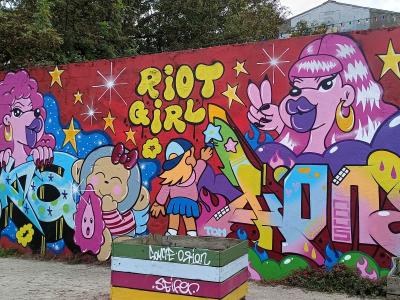 Riot Girl fresque pop colorée — Street art à La Rochelle
