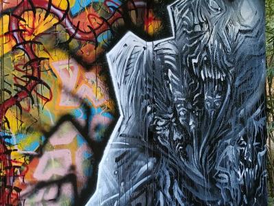 La créature biomécanique et les throw-ups — Street art à Nantes