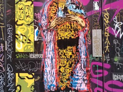 Personnage féminin chaotique rose magenta — Street art à London