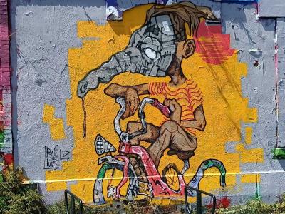 Figure abstraite ocre et bleu — Street art à Nantes