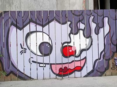 Monstre souriant violet — Street art de Fast Freak à Angers