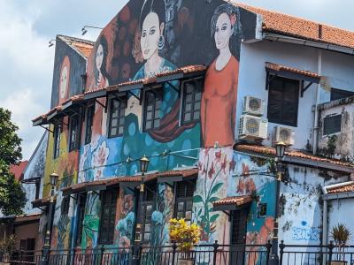 Femmes en tenue traditionnelle, Melaka — Street art à Melaka