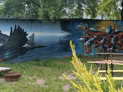 Avion Ange Déchu — Street art de Caer8th à Prague