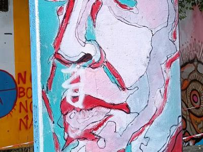 Portrait expressionniste en rouge et turquoise — Street art à Berlin