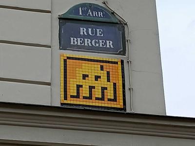 Space Invader jaune rue Saint-Denis — Street art de Invader à Paris