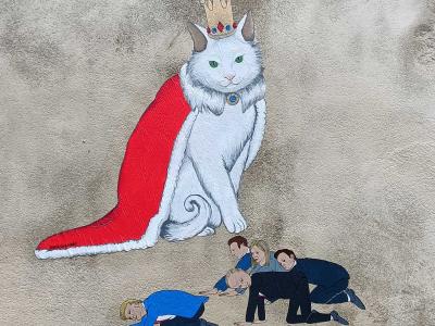 Dominant King Cat and Prostrate Humans — Street art in Nantes