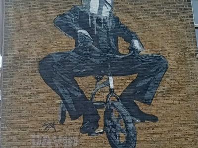 Acrobate urbain — Street art de David David à London