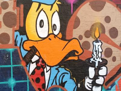 Canard cartoon jaune expressif chandelle — Street art à London