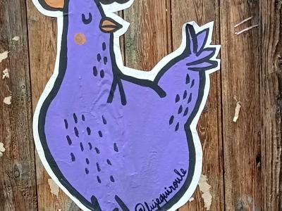 Poule violette cartoon à Nantes — Street art à Nantes