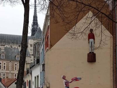 Silhouette Suspendue — Street art à Amiens