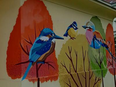 Oiseaux colorés parmi les arbres d'automne — Street art à Prague