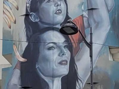 Mère et enfant par Lula Goce — Street art à Paris