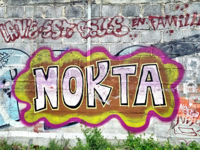 Graffiti wildstyle tag Norta rose-jaune — Street art à Clermont-Ferrand