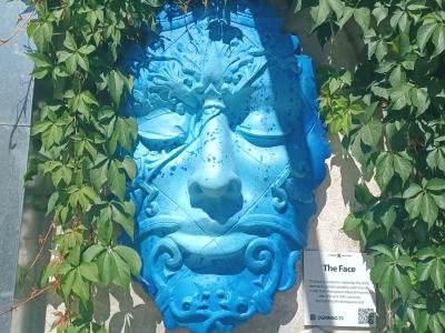 Masque bleu en relief à Lisbonne — Street art à Lisbon