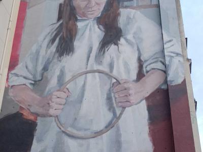 Femme pensive au cercle de bois — Street art de AERO à Rennes