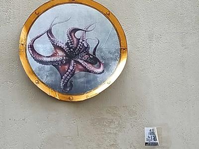Pieuvre en hublot hyperréaliste — Street art à Nantes