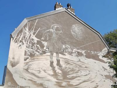 Fille sur la lune, Sidney Waerts — Street art de Sidney Waerts (SIT) à Haarlem