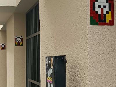 Double mosaïque pixel art blason — Street art à Nantes