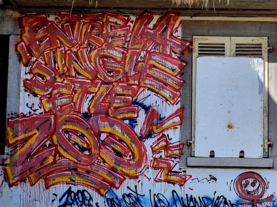 Lettrage sauvage rouge et jaune — Street art à Strasbourg