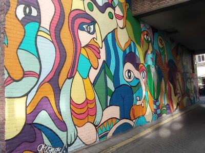 Visages abstraits saturés — Street art à Rotterdam