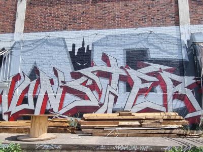 Graffiti wildstyle sur fond industriel — Street art à Strasbourg