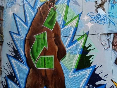 Ours de Berlin couronné et recyclage — Street art à Berlin