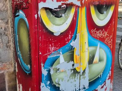 Regards expressifs rouges — Street art à Strasbourg