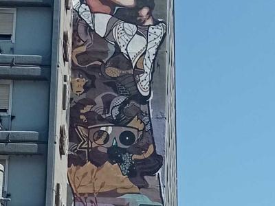 Fresque verticale personnage à lunettes — Street art à Thessaloniki