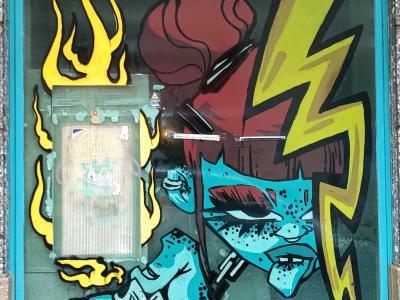 Créature turquoise et foudre par Veshpa — Street art à Porto