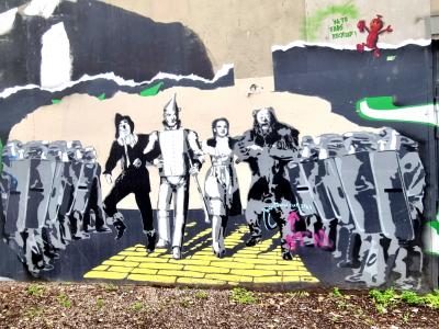 Le Magicien d'Oz face aux CRS — Street art à Grenoble