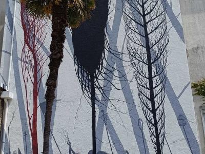 Palm Tree and Crowd Shadow — Street art in Saint-Nazaire