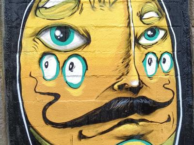 Visage surréaliste Porto x Void — Street art de Gergely Void (v.01.d) à Porto