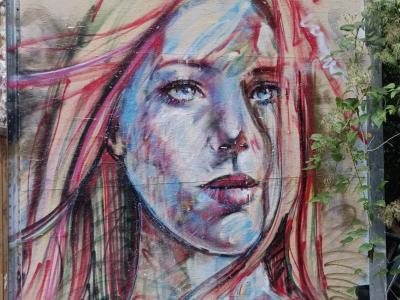 Portrait multicolore expressionniste — Street art de Rosco graffiti à Berlin