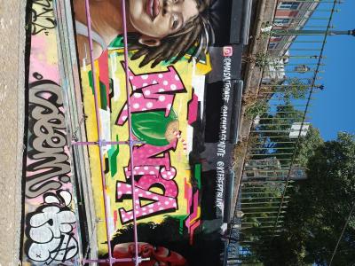 Femme aux dreadlocks sur support mobile à Lisbonne — Street art à Lisbon