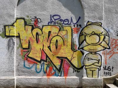 Lettrage jaune et personnage boudeur — Street art à Strasbourg
