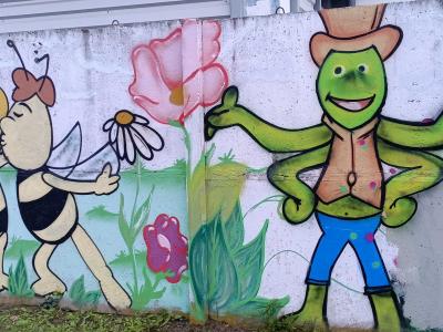 Deux abeilles et une grenouille — Street art à Berlin