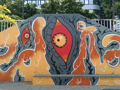 Creature organique colorée — Street art à Nantes