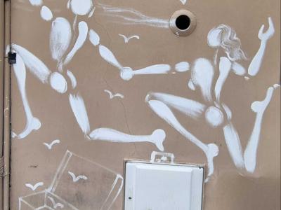 Duo of White Silhouettes and Suitcase, Mesnager — Street art by Jerome Mesnager in Vichy