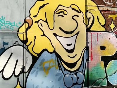 Gamine blonde rieuse par Nikaro — Street art à Rennes