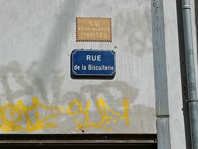 Golden biscuit LU mosaic — Street art by Mifamosa in Nantes