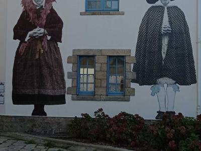 Costumes bretons en paste-up — Street art à Nantes